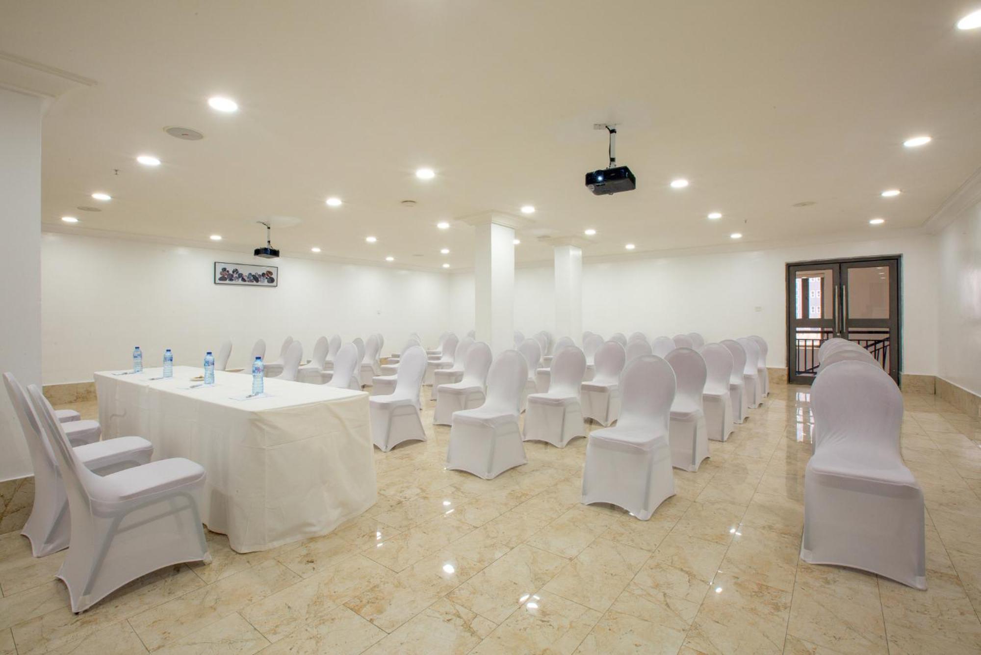 Johnwood Hotel By Bolton Abuja Bagian luar foto