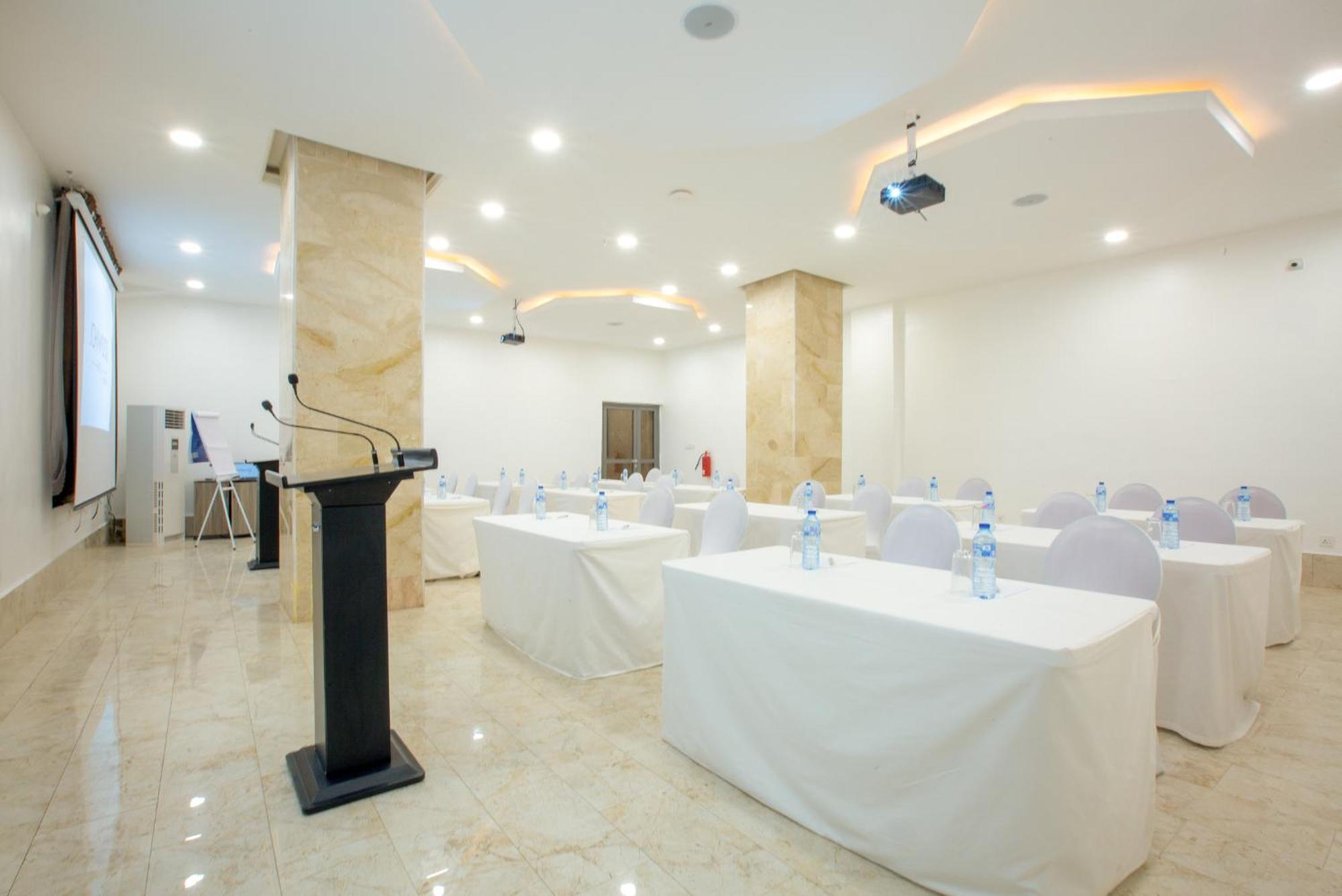 Johnwood Hotel By Bolton Abuja Bagian luar foto