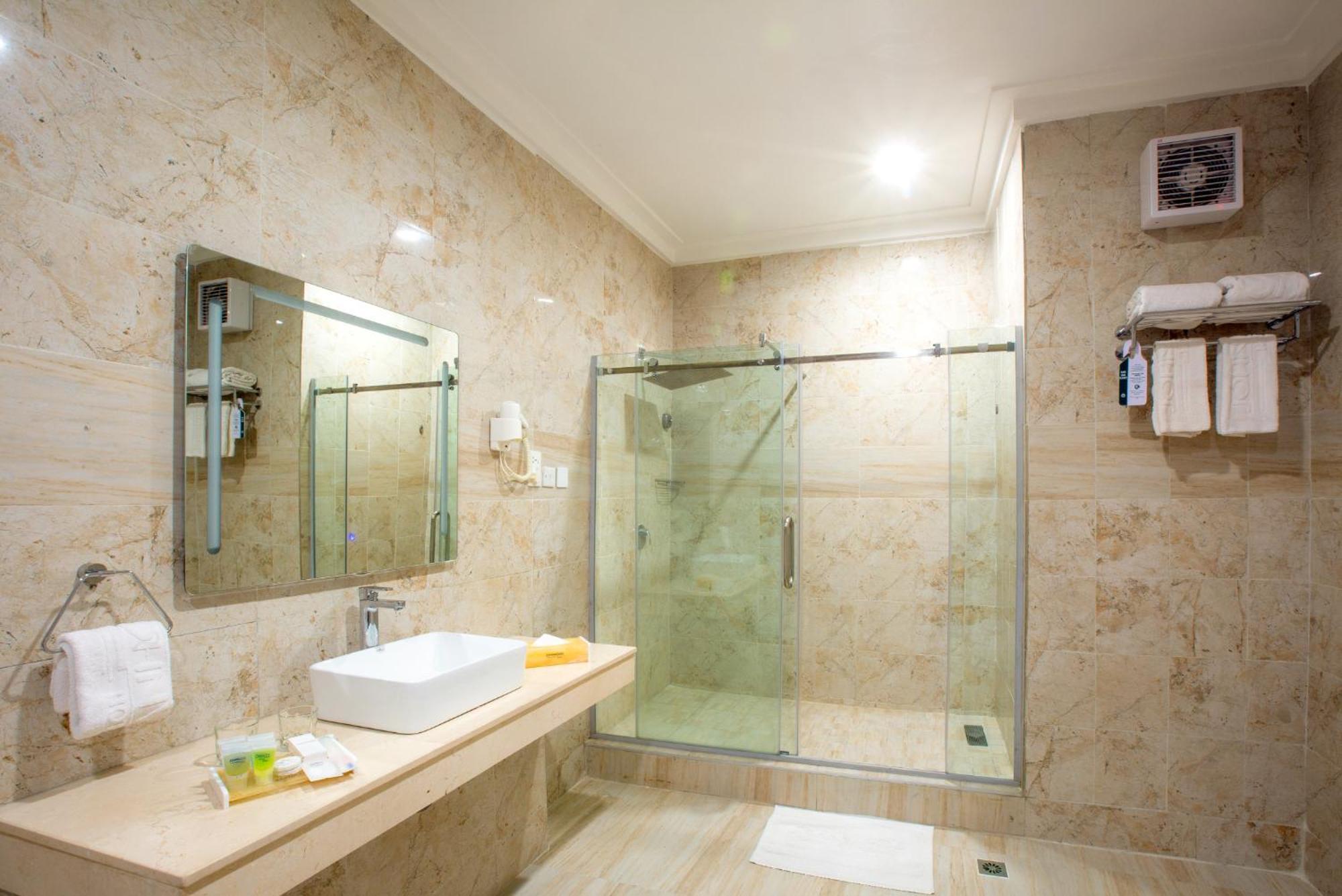 Johnwood Hotel By Bolton Abuja Bagian luar foto